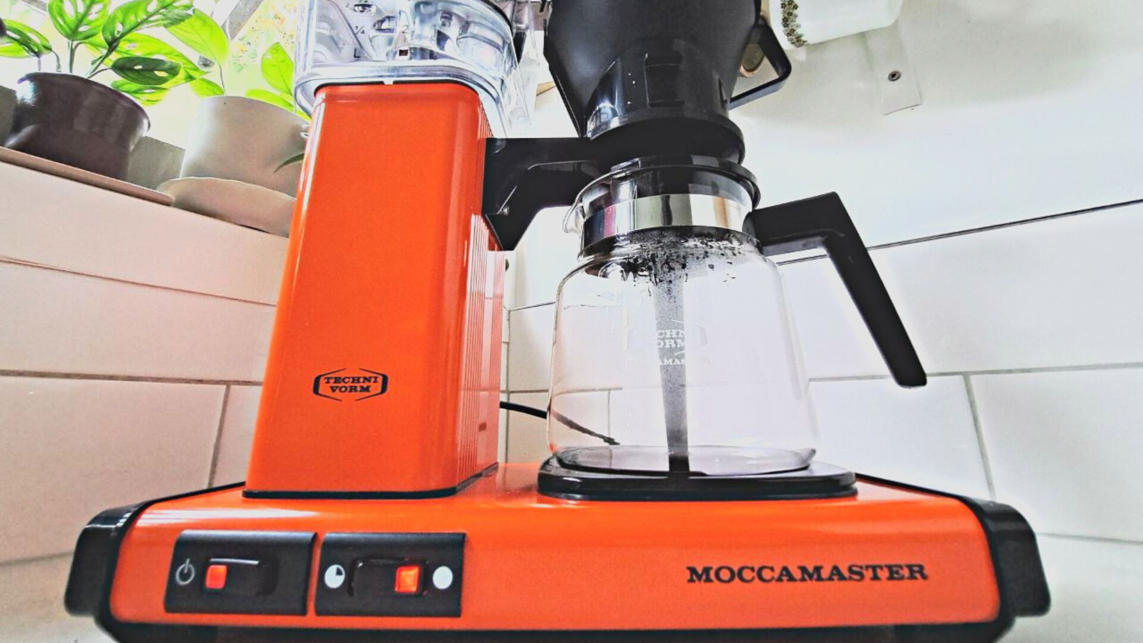 Does A Moccamaster Have A Timer (Explained) 1 Moccamaster brewing coffee